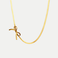 Rébecca – Goldene Halskette mit Initialen-Anhänger