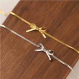 Rébecca – Goldene Halskette mit Initialen-Anhänger