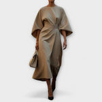Elegantes Kleid mit Ärmeln, taillierter Gürtel, knielang, beiger Ton, locker drapiert