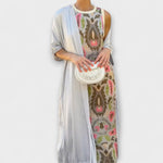 Maxikleid mit Cardigan: ärmelloses Maxi mit Pastell-Ornamenten, weißlicher Cardigan drapiert