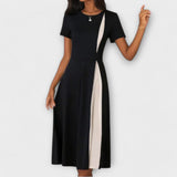 Schwarz-weißes Midikleid mit weißem Mittelstreifen und offener Vorderbahn
