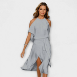 Elegantes ärmelloses Kleid mit Schulter-Cut-outs, grauer Wickelrock mit Schlitz