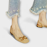 Beige Slingback-Sandale mit goldfarbenem Zierbügel und niedrigen Absatz