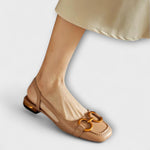 Braune Slingback-Sandale mit Fersenriemen und goldfarbenem Zierbügel am Vorderteil
