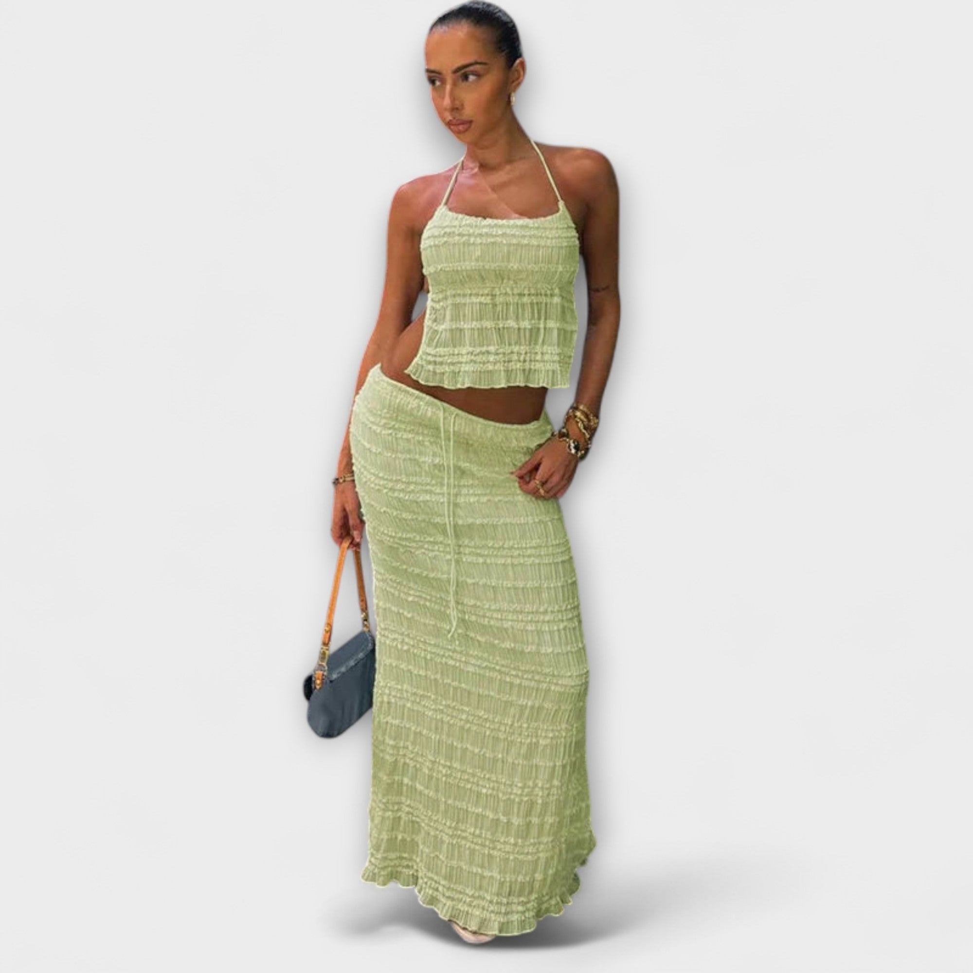 Grünes Set aus Rüschen-Top und langem Maxirock mit feinen Faltenstreifen