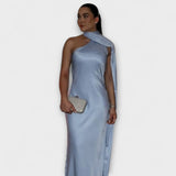 Hellblaues Maxikleid mit Neckholder und hohem, drapiertem Kragen, bodenlang