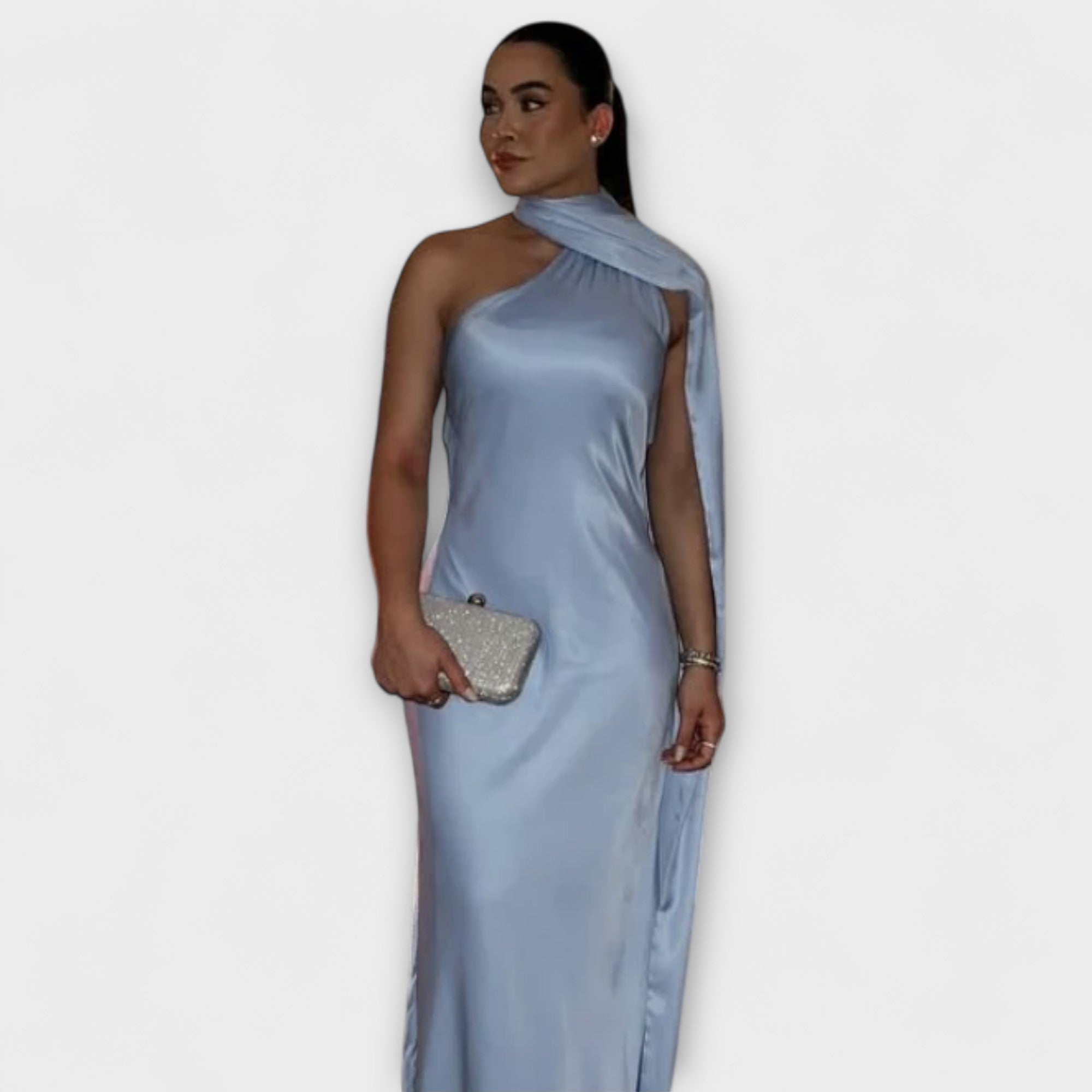 Hellblaues Maxikleid mit Neckholder und hohem, drapiertem Kragen, bodenlang