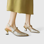 Beiger Absatzschuh von Seraphyane mit Riemen, kleiner Blockabsatz und goldfarbener Schnalle