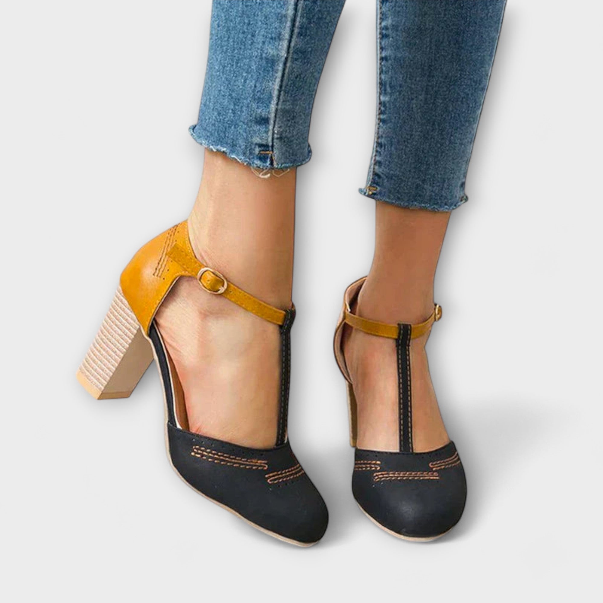 Schwarze Slingback-Pumps mit Blockabsatz und orangefarbenem Riemchen