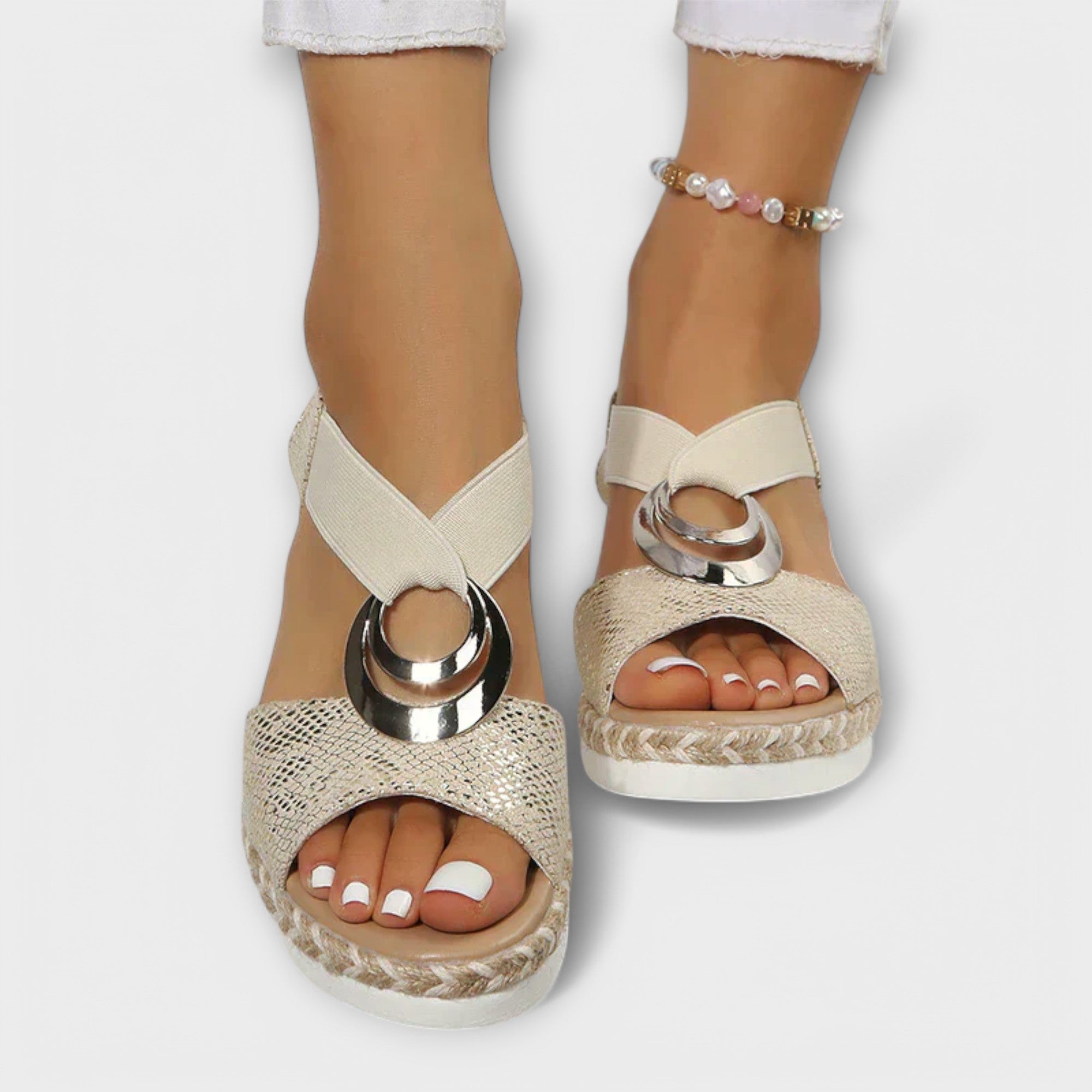 Freizeit-Sandalen mit Keilabsatz, beiges Obermaterial mit runder Metallschnalle