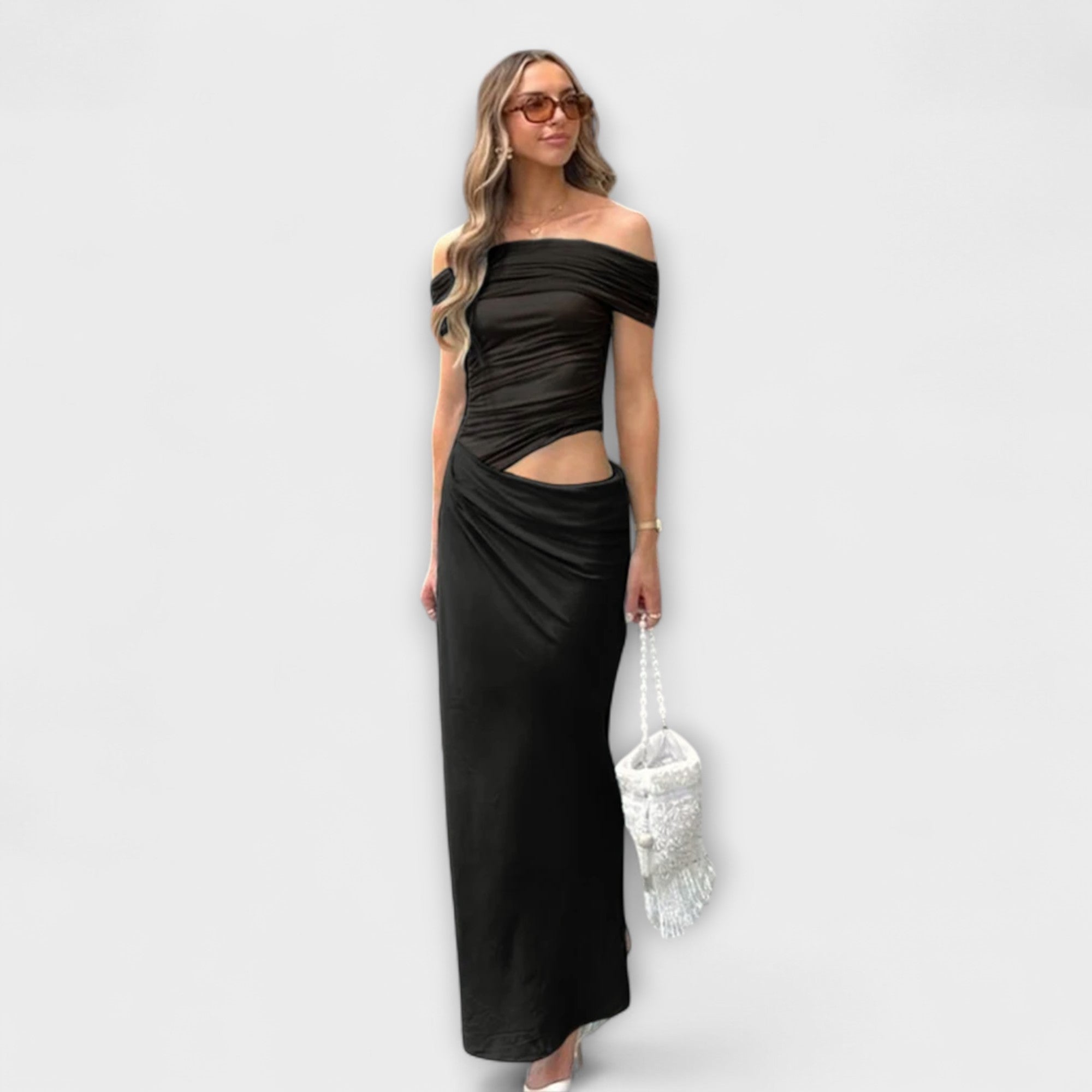 Puss Kleid in Schwarz mit Carmen-Ausschnitt, gerafftem Oberteil und seitlicher Öffnung