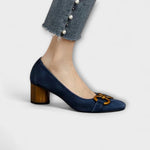 Dunkelblaue Pumps mit Blockabsatz und Zierschlaufe aus Metalloptik