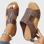 Braune Sandalen mit breiten Riemen und silbernem Reißverschluss, gepolsterte Innensohle.