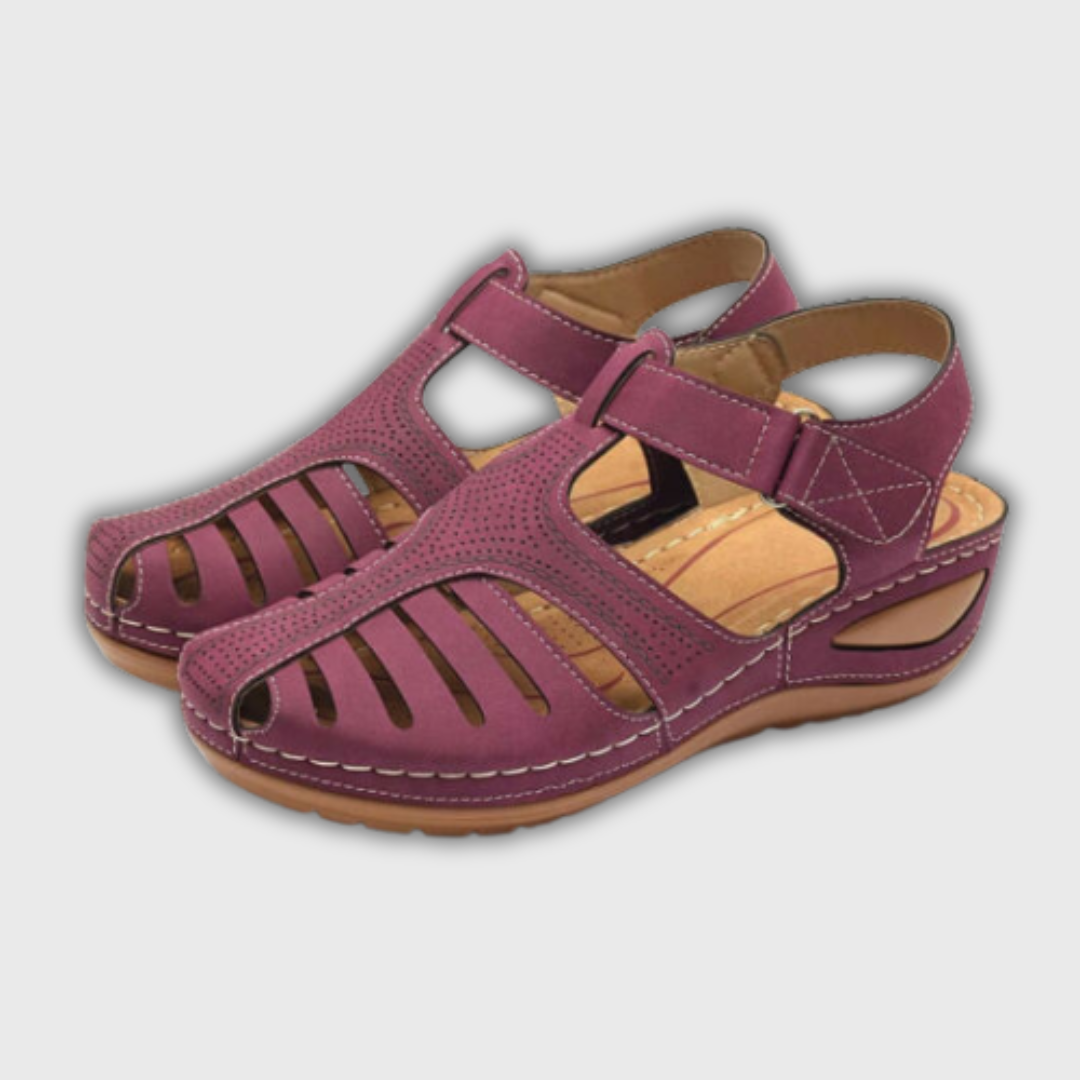 Sommer-Sandalen Lena in Bordeauxrot mit Riemen-Schnalle und Luftschlitzen vorn.