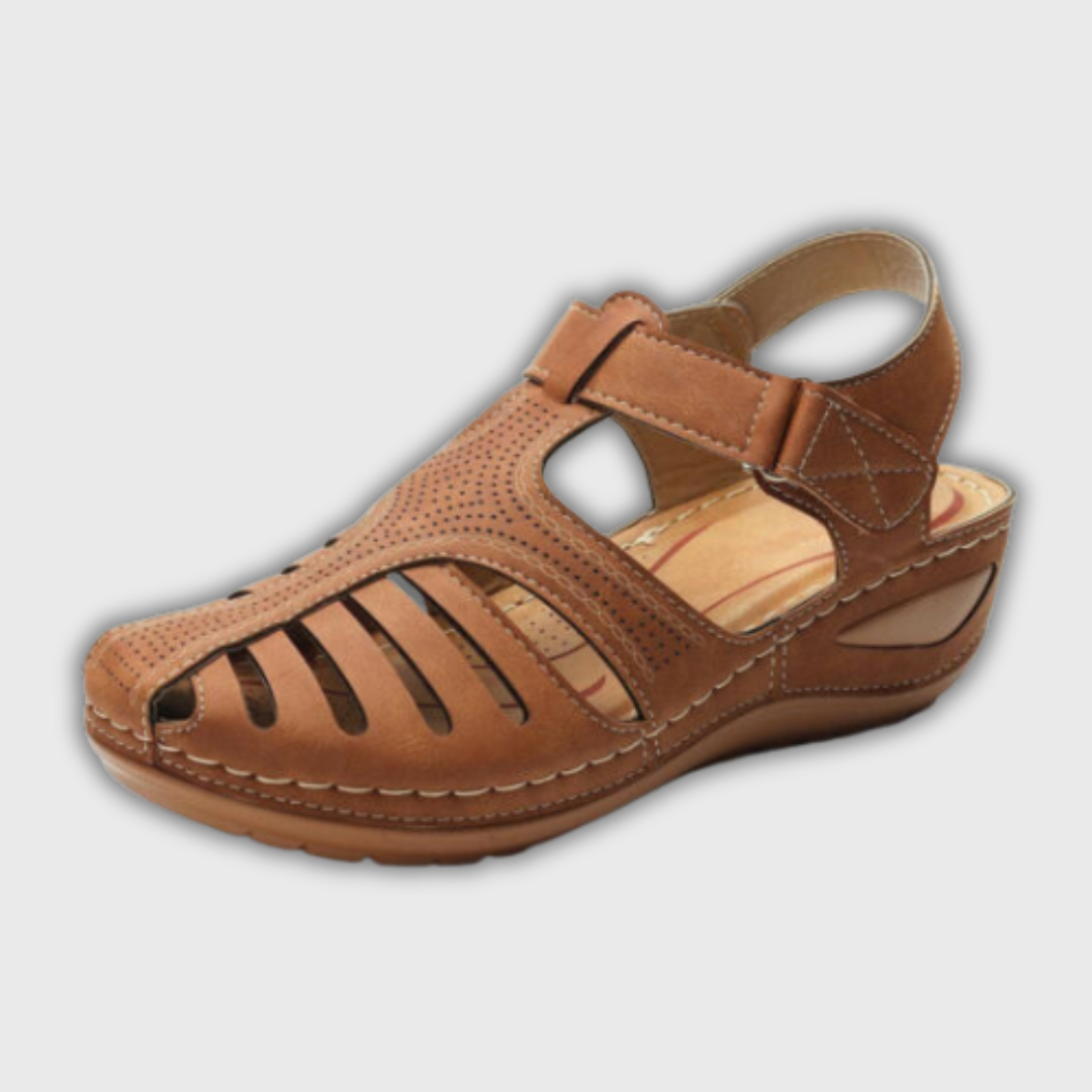 Sommer-Sandalen Lena in Braun mit Riemen-Schnalle, gelochter Optik und Luftschlitzen.