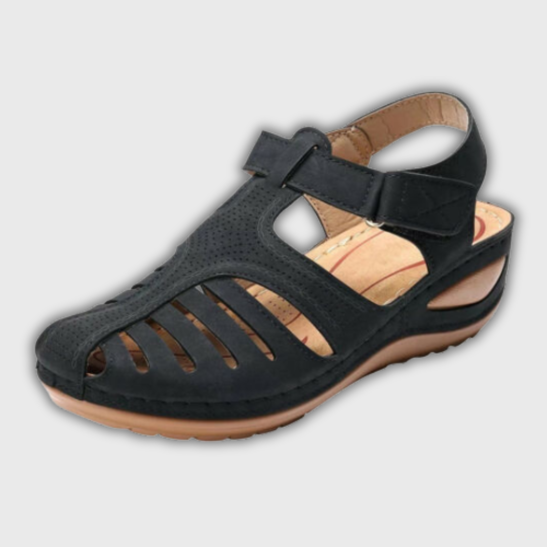 Sommer-Sandalen Lena dunkel mit breitem Riemen und Luftschlitzen vorn.