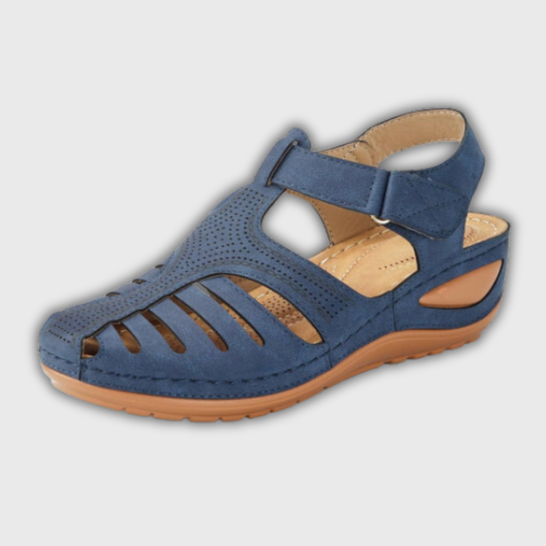 Sommer-Sandalen Lena in Blau mit breitem Riemen, Perforation und Luftschlitzen.