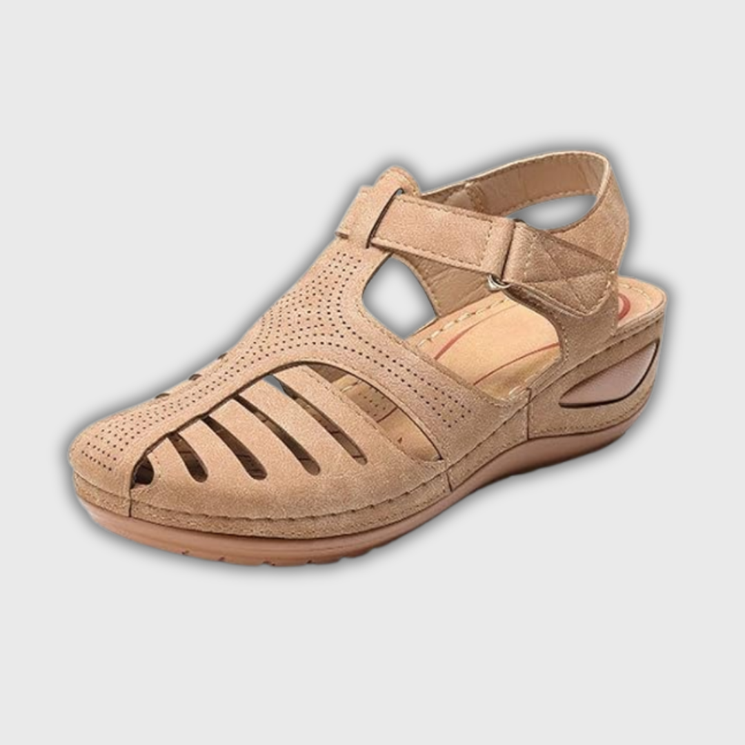 Sommer-Sandalen Lena in Beige mit Riemen-Schnalle und Luftschlitzen vorn.