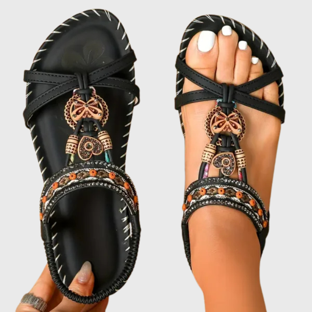 Orthopädische Sandalen in Dunkelfarben mit Riemen und Schmuckanhänger am Knöchel