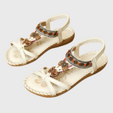 Orthopädische Sandalen in Hellbeige mit Schnürriemen und Schmuckdetails am Vorderfuß