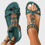 Orthopädische Sandalen in Dunkelgrün mit gekreuzten Riemen und dekorativem Anhänger