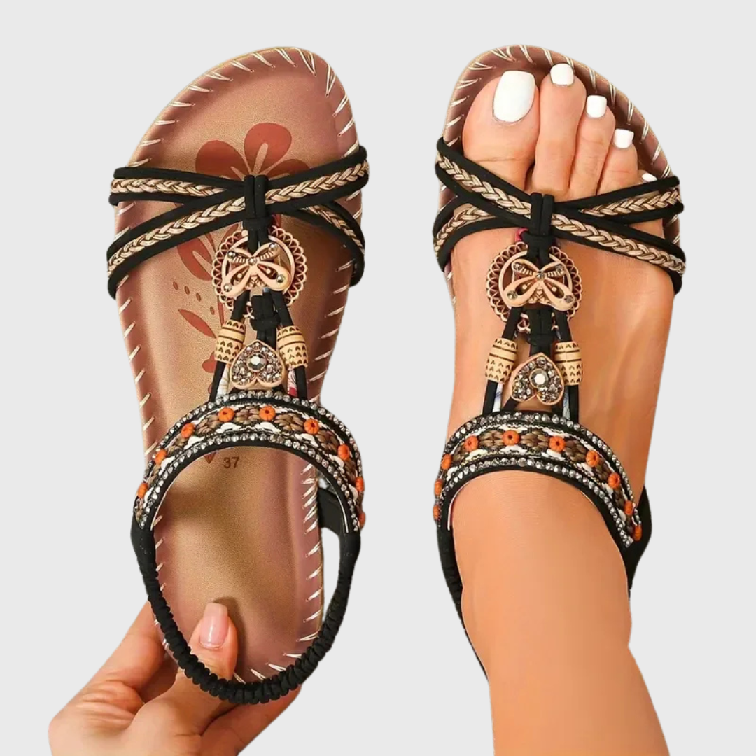 Orthopädische Sandalen in Cognac mit Riemen, Flechtband und Schmuckanhänger am Knöchel