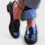 Klassische Damen-Loafer in Schwarz und Dunkelblau, glänzende Oberfläche mit Steppnaht