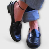 Klassische Damen-Loafer in Schwarz und Dunkelblau, glänzende Oberfläche mit Steppnaht