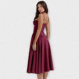 Weinrotes ärmelloses Korsettkleid mit schmalen Trägern und plissiertem Midirock
