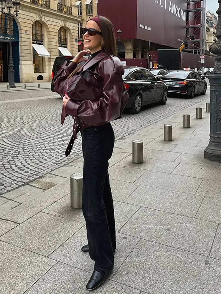 Bordeauxfarbene Lederjacke mit Reverskragen und Riemen am Vorderteil