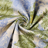 Stoffdetail: cremefarbenes Gewebe mit blau-grünen Floralmotiven im Allovermuster
