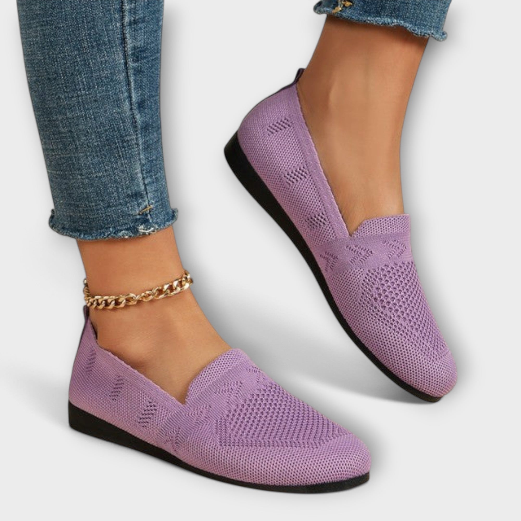 Jasz-Vielseitige Loafer lila, seitliche Ansicht mit Kettenriemen am Knöchel