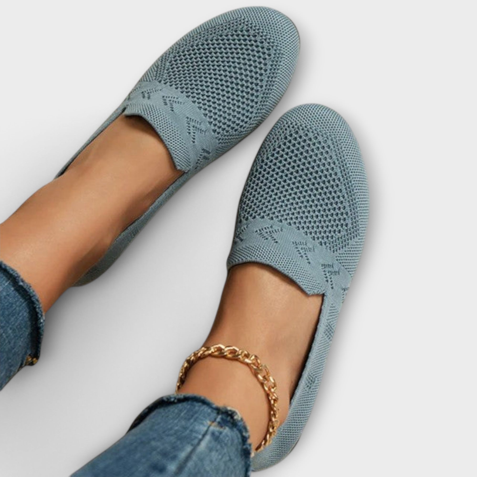 Jasz-Vielseitige Loafer hellblau mit Lochmuster, Seitenansicht und Kettenriemen