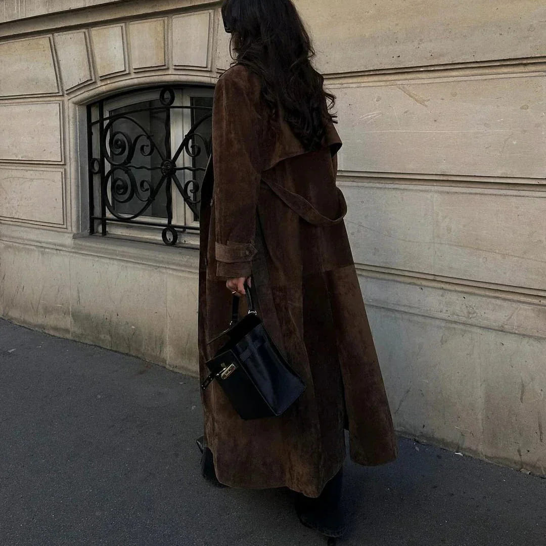 Brauner Trenchcoat von hinten im Stehen, mit Gürtel und weiten Ärmeln