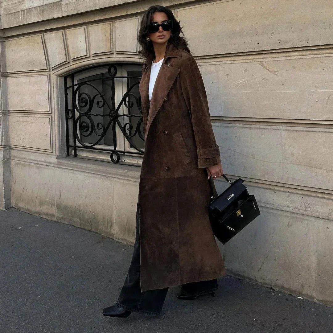 Brauner Trenchcoat mit breitem Kragen und Knöpfen, bodenlang, offener Front