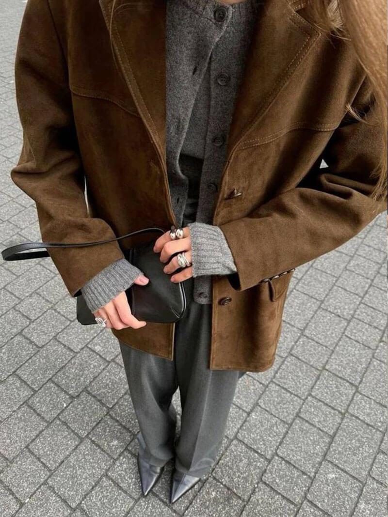 Matilda Jacke braun, Ärmel mit Knopfdetail, Taschen und Knopfleiste vorn