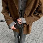 Matilda Jacke braun, Ärmel mit Knopfdetail, Taschen und Knopfleiste vorn