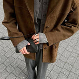 Matilda Jacke braun, Ärmel mit Knopfdetail, Taschen und Knopfleiste vorn
