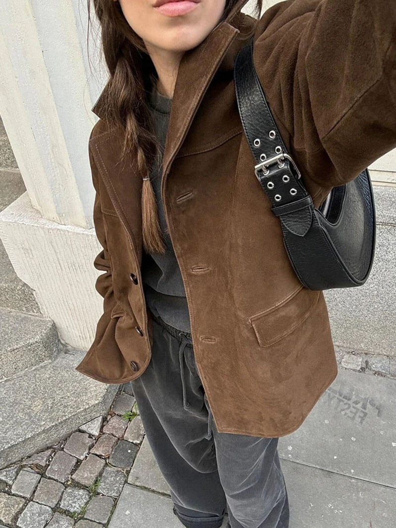 Matilda Jacke braun, Reverskragen, aufgesetzte Tasche vorn, Knopfleiste
