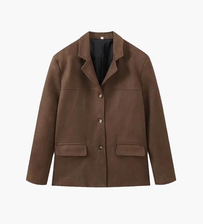 Matilda Jacke, dunkelbraun, Revers mit V-Ausschnitt, Knöpfe vorn, aufgesetzte Taschen