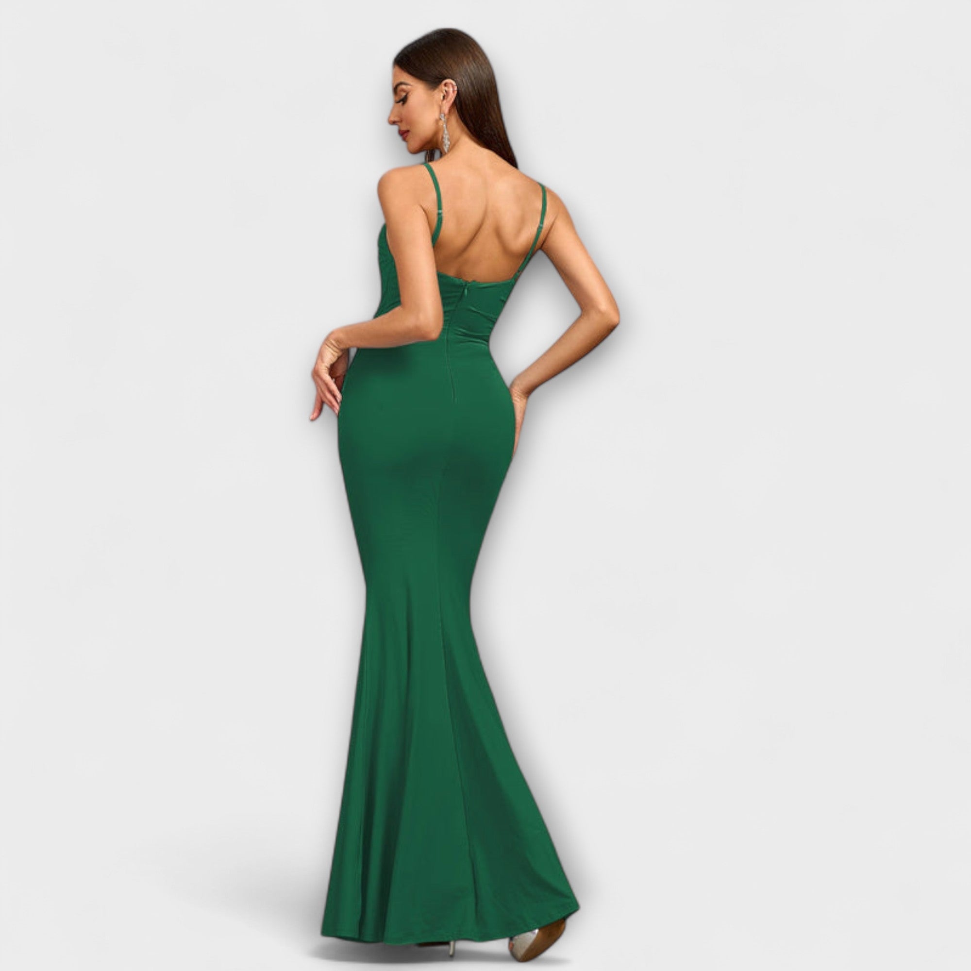 Elegantes Rüschenkleid in Grün mit Spaghettiträgern und breiterem Rockschlitz am Saum