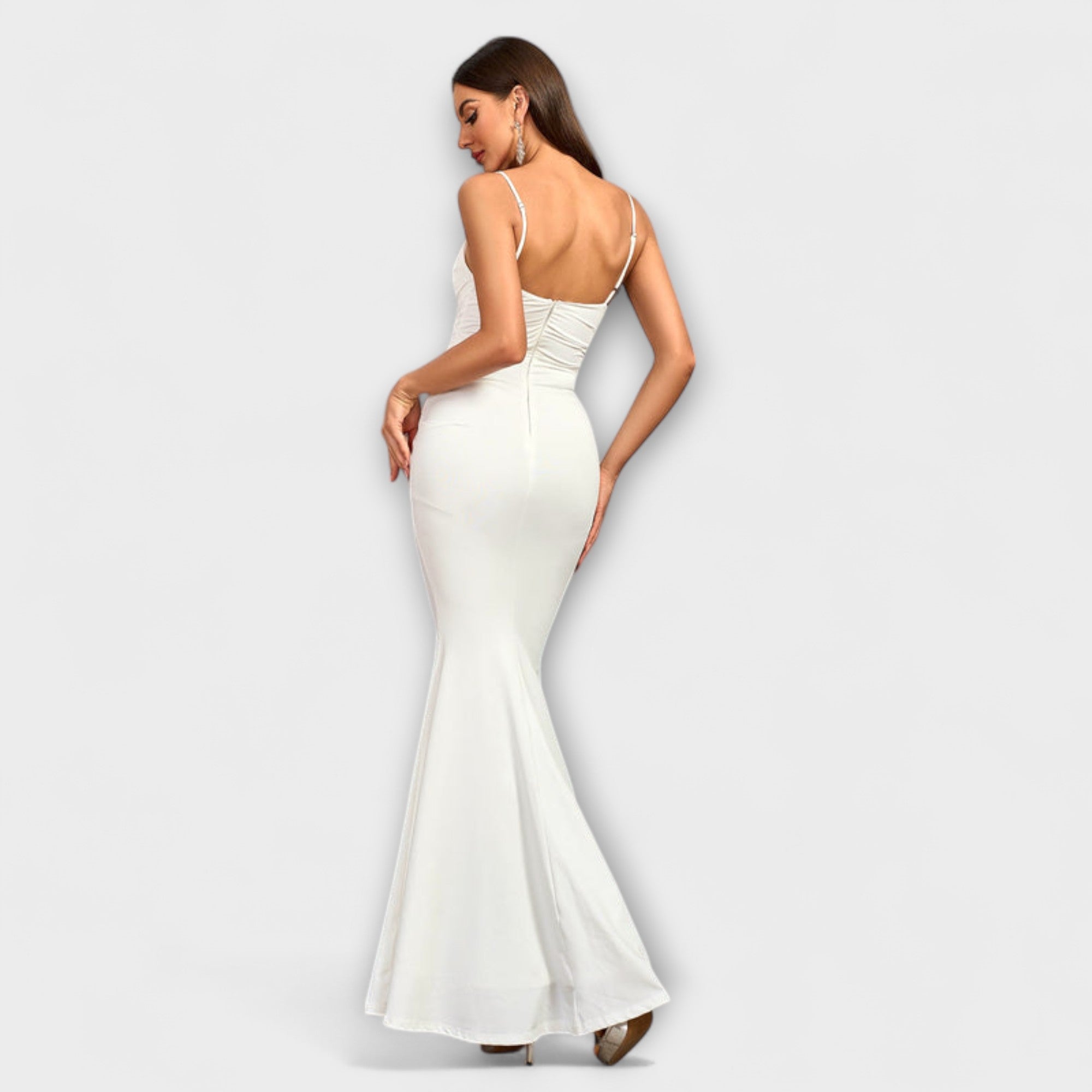 Rüschenkleid in Weiß, dünne Träger, eng anliegend, Meerjungfrau-Saum (Rückansicht)