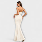 Elegantes Rüschenkleid in Weiß mit Spaghettiträgern und geschlossener Rückseite