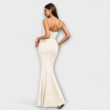 Elegantes Rüschenkleid in Weiß mit Spaghettiträgern und geschlossener Rückseite