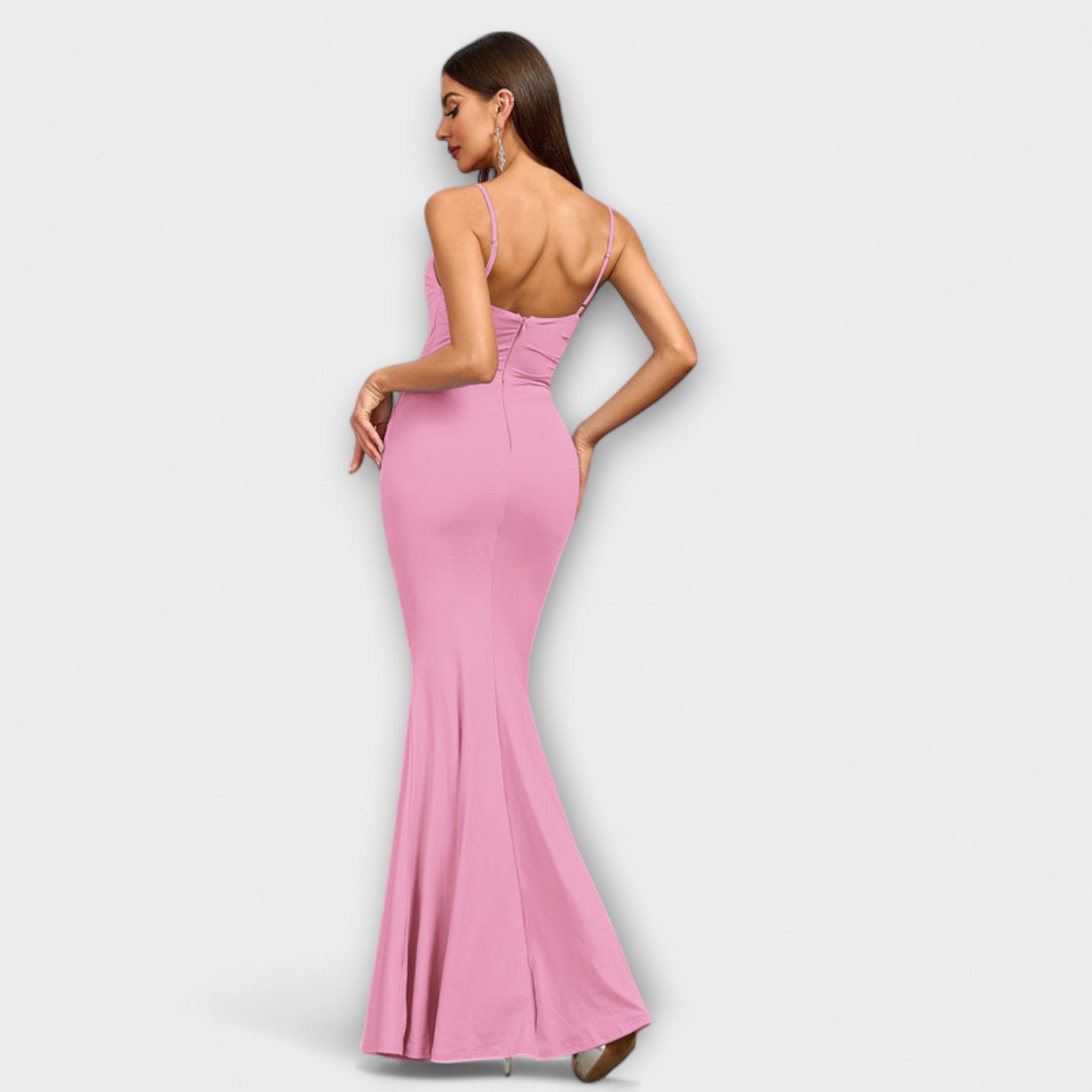 Elegantes Rüschenkleid in Rosa mit Spaghettiträgern, Rückenansicht und weitem Rock