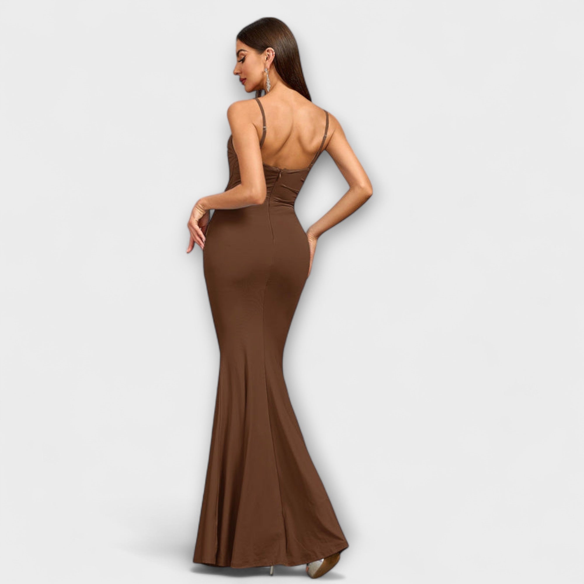 Elegantes Rüschenkleid in Braun mit Spaghettiträgern, Rückenpartie geschlossen