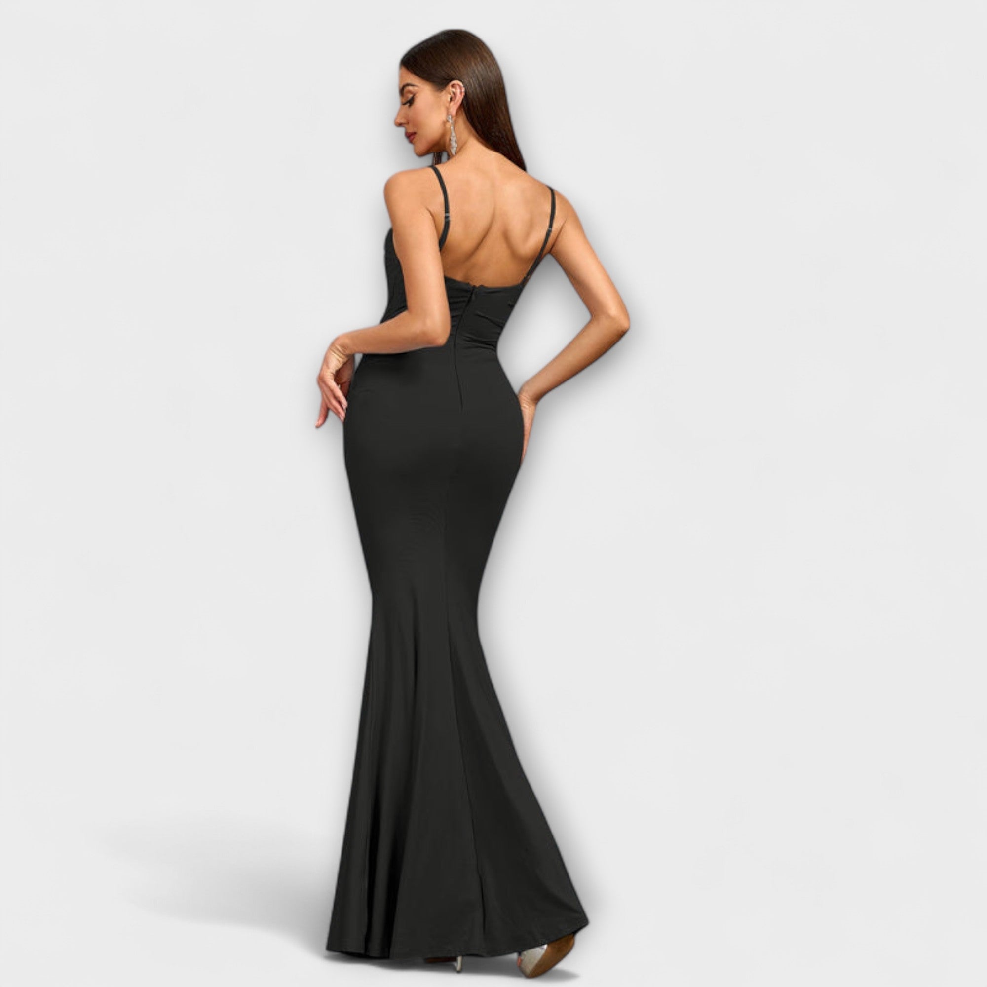 Rüschenkleid in Schwarz, dünne Träger, körpernaher Schnitt, Meerjungfrau-Saum (Rückansicht)