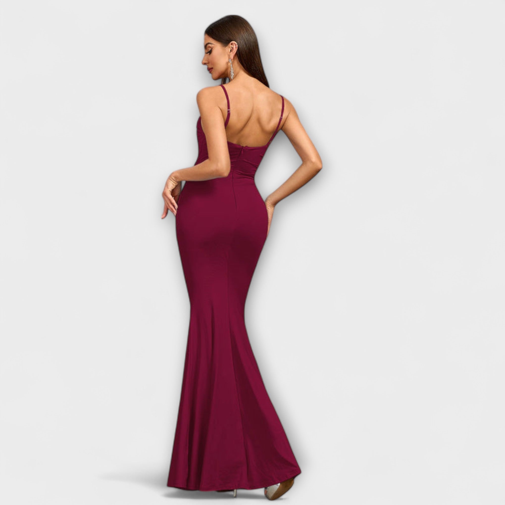 Rüschenkleid in Weinrot, dünne Träger, eng geschnitten, Meerjungfrau-Saum (Rückansicht)