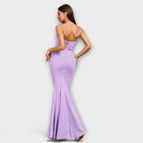 Elegantes Rüschenkleid in Flieder mit Spaghettiträgern, Rückansicht und ausgestelltem Saum