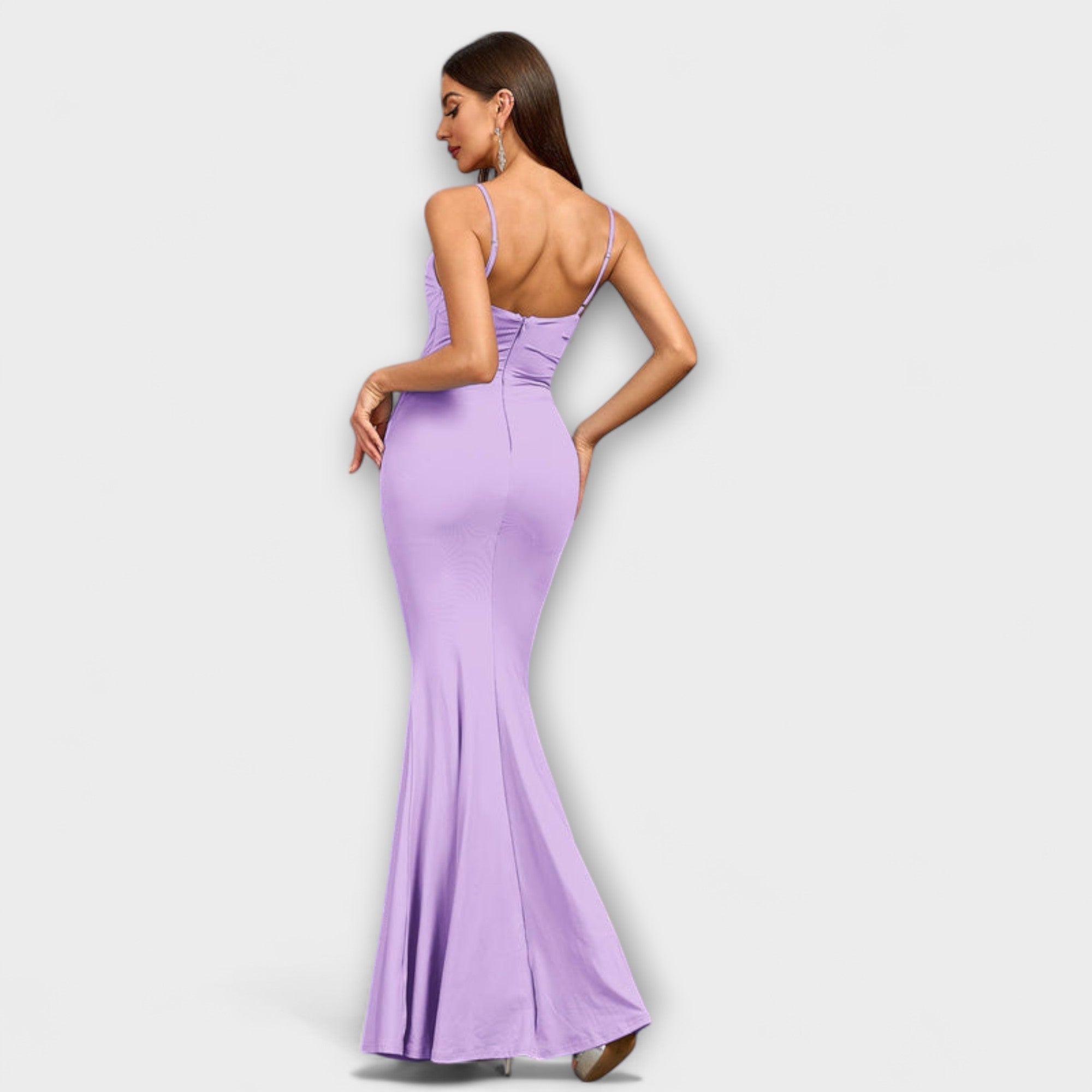 Elegantes Rüschenkleid in Flieder mit Spaghettiträgern, Rückansicht und ausgestelltem Saum